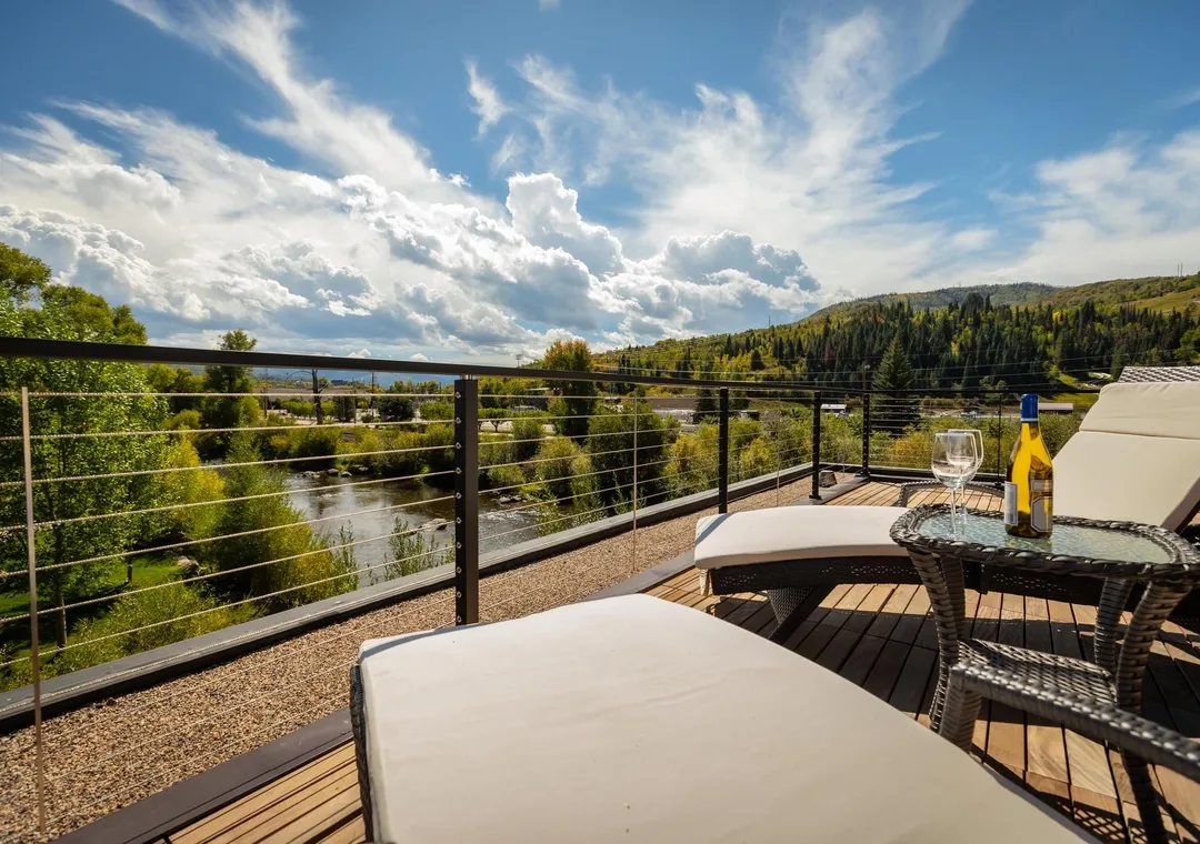 How to Plan the Perfect Romantic Getaway with a Luxury Suite Rental in Colorado