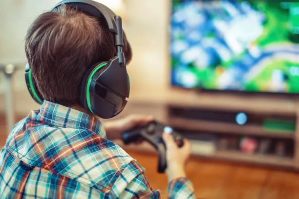 Signal Drift: Online Gaming Between Departures