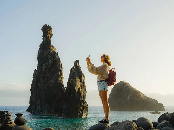 Signal and Scenery: The Art of Gaming While Traveling