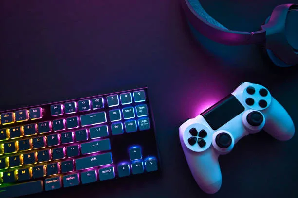Play While You Pass: Online Gaming in the Flow of Travel