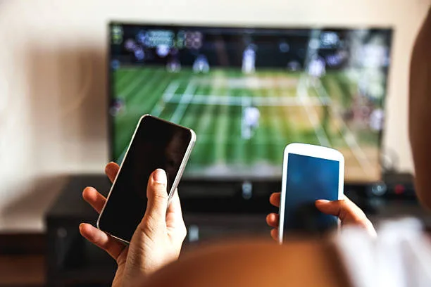 Signal to Play: The Rise of Online Gaming in Travel Moments