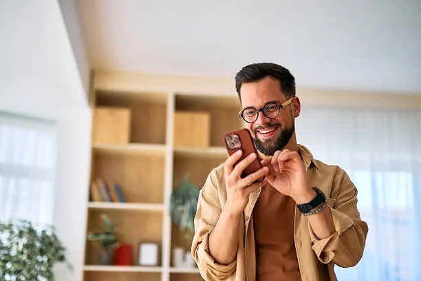 Transit Time and Touchscreens: How Online Gaming Fills the Journey