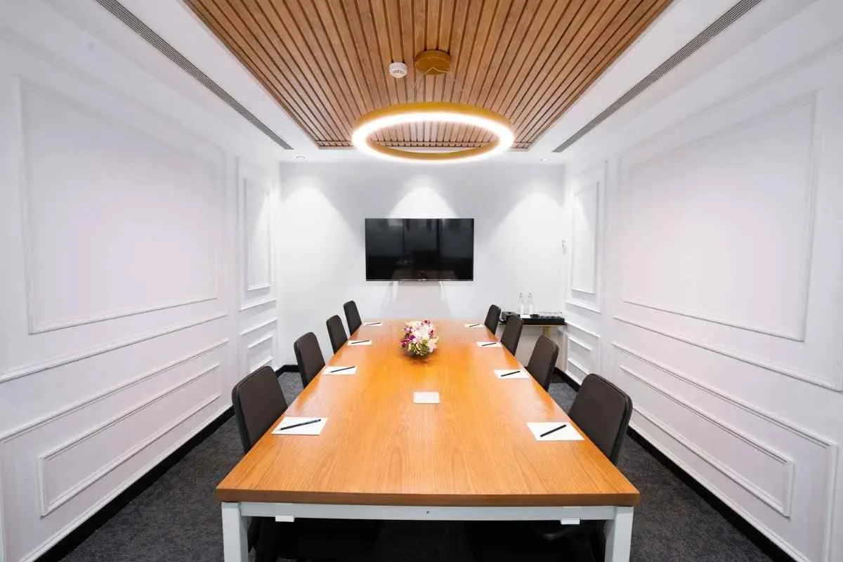 Top Benefits of Renting Professional Meeting Rooms