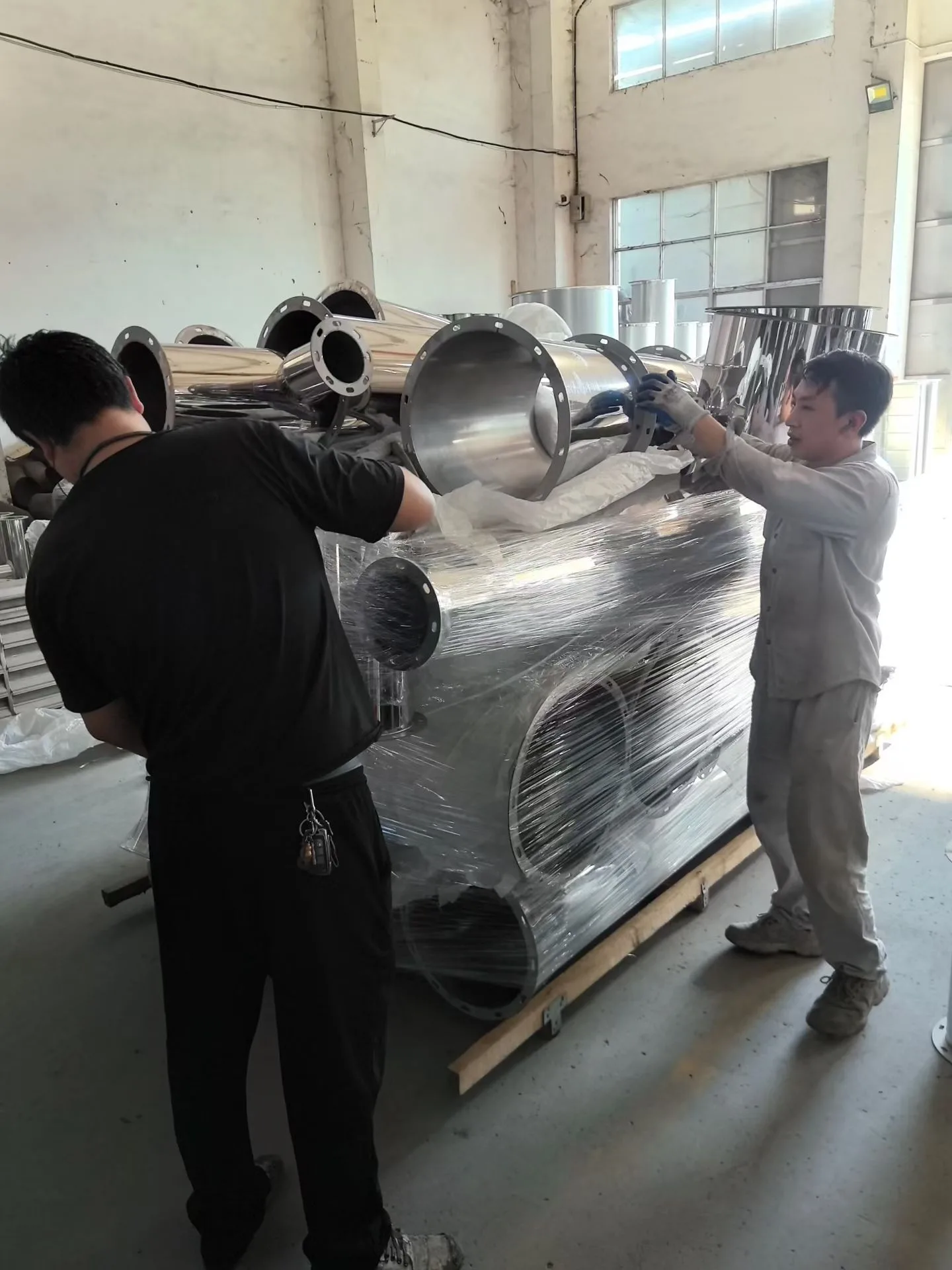 Polished to Perfection, Wrapped with Care: How Mirror-Polished Stainless Steel Duct Fittings Reach HVAC Projects Worldwide