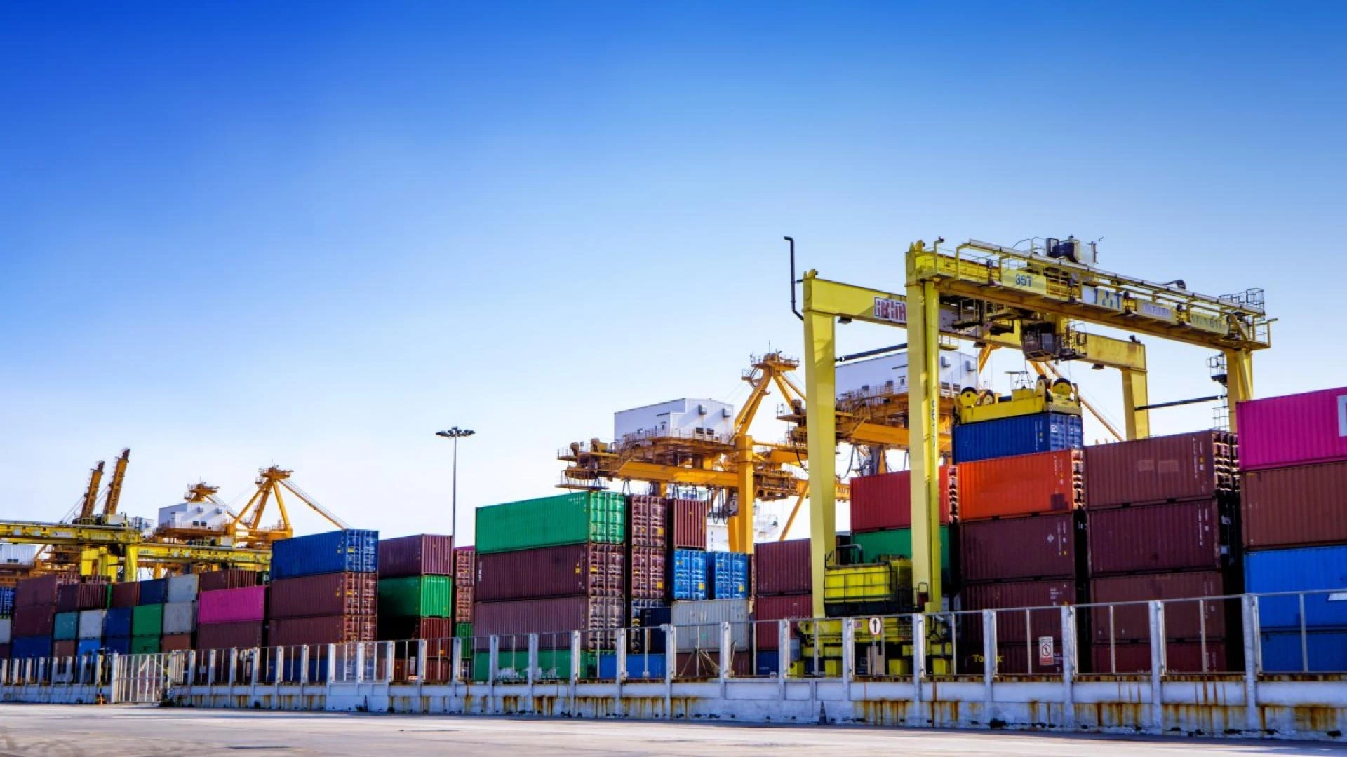 What Are the Benefits of Partnering with a Global Freight Forwarder?
