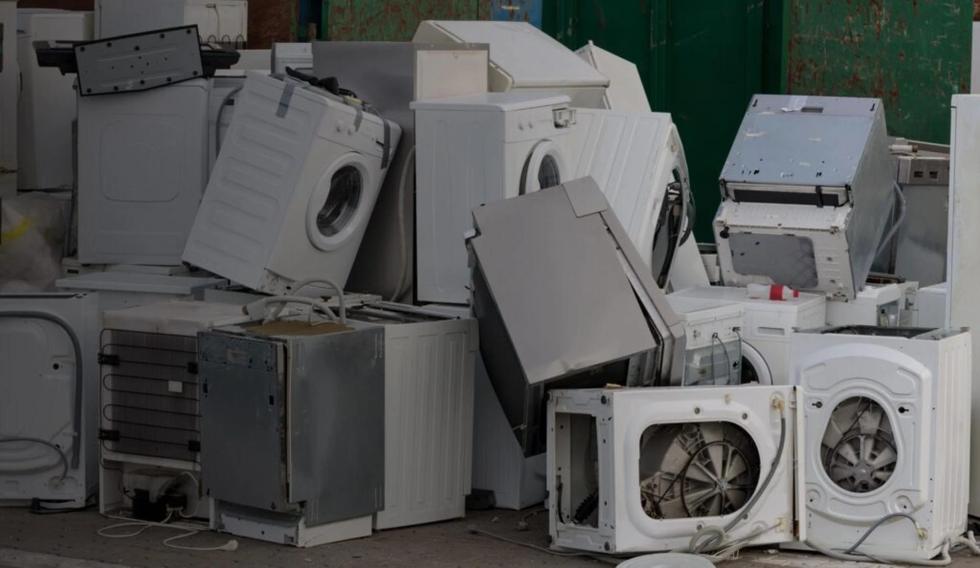 Why Should Businesses Use Commercial Junk Removal?