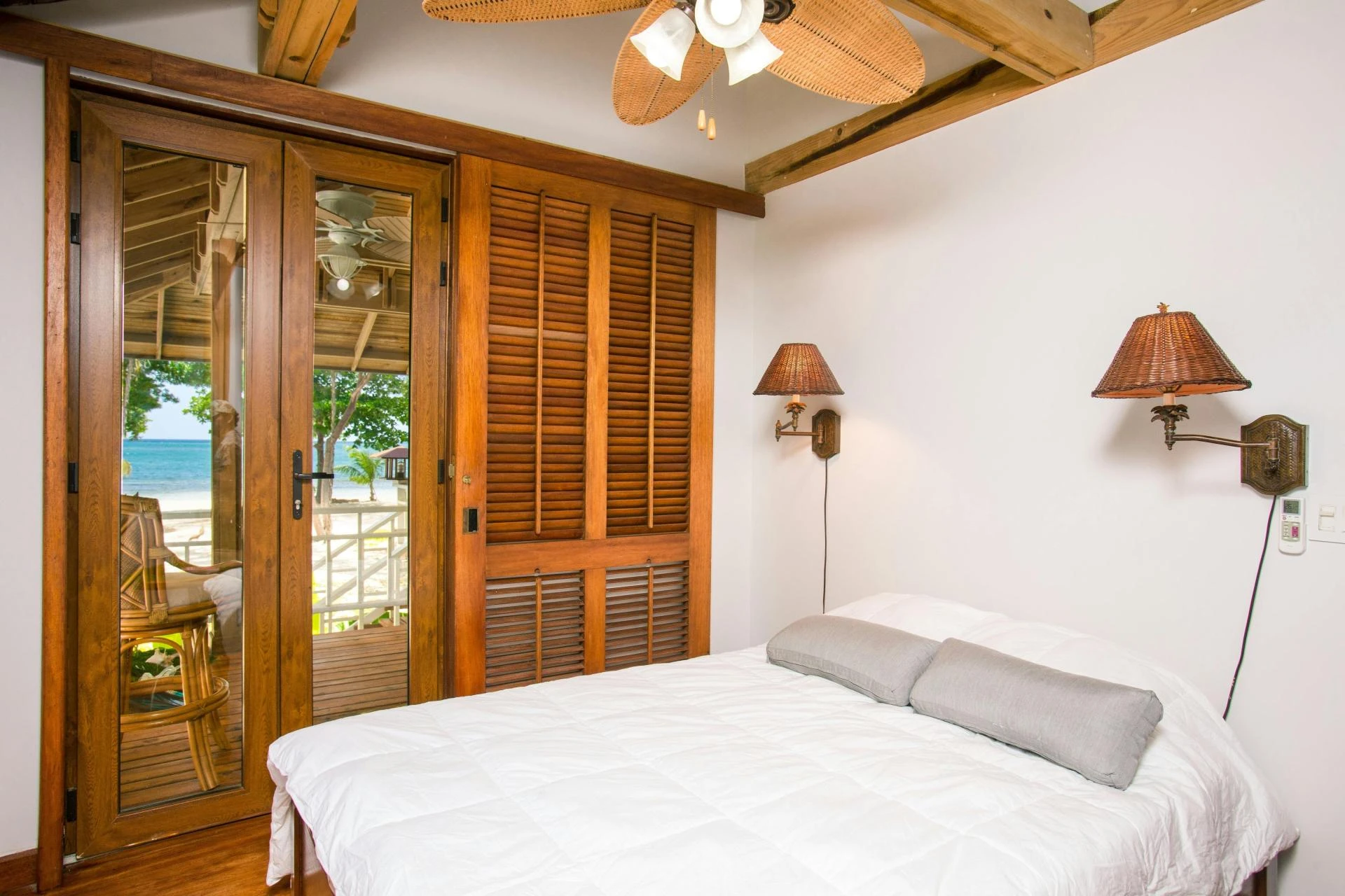 Hotel Reviews and Video Tours : Your Secret Weapon to Book !