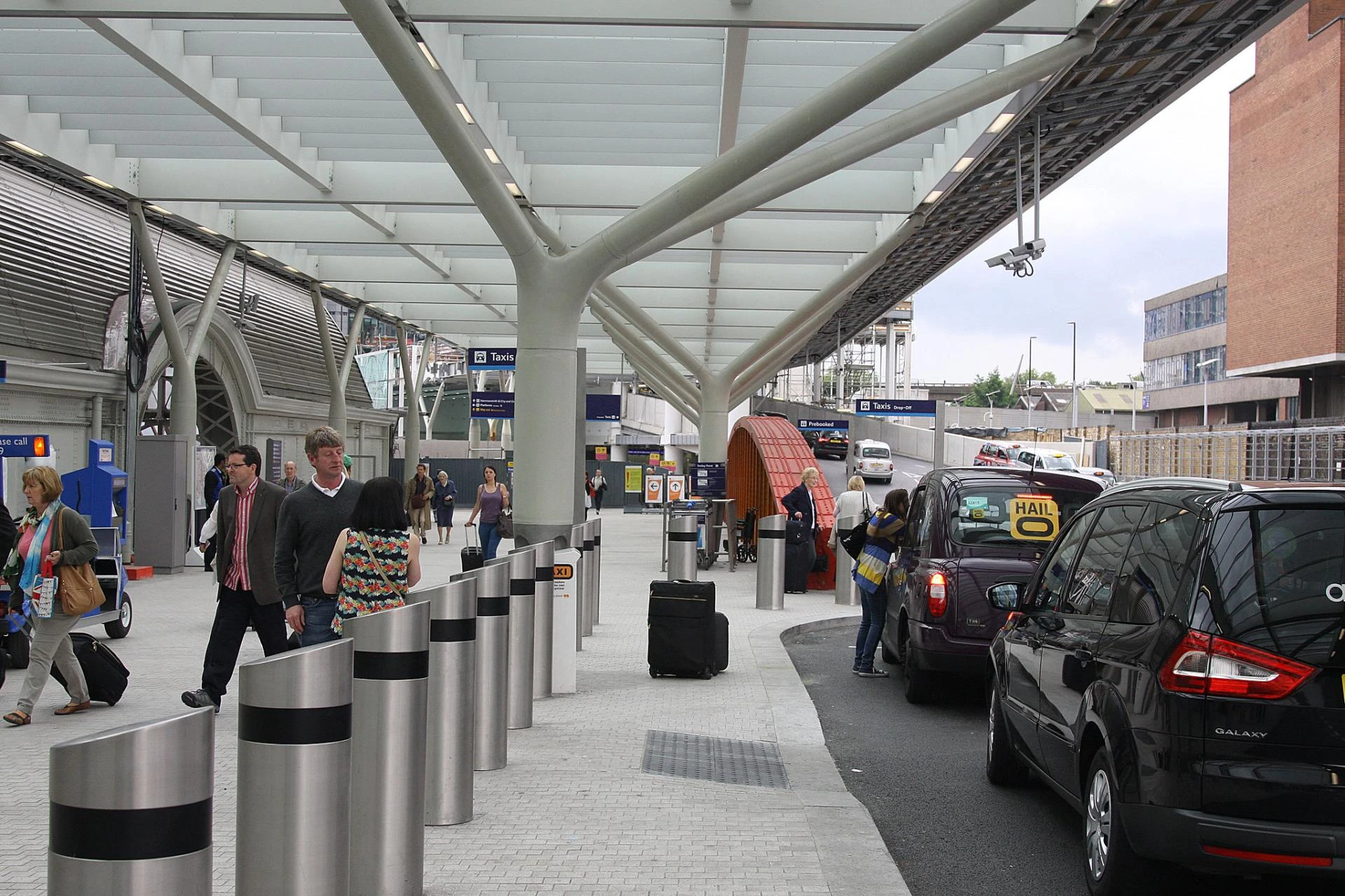 Which Is the best Option: Uber or Taxi from London Airports?