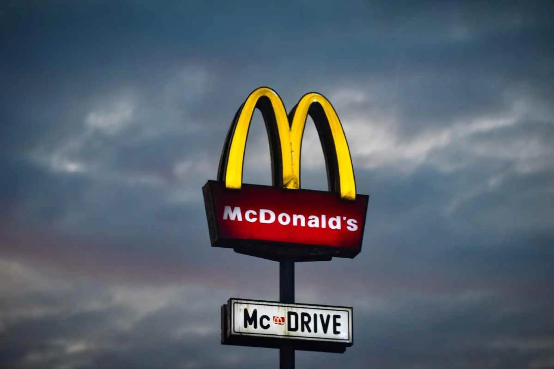 Custom Pylon Signs: Tailoring Height, Lighting & Messaging for Maximum ROI