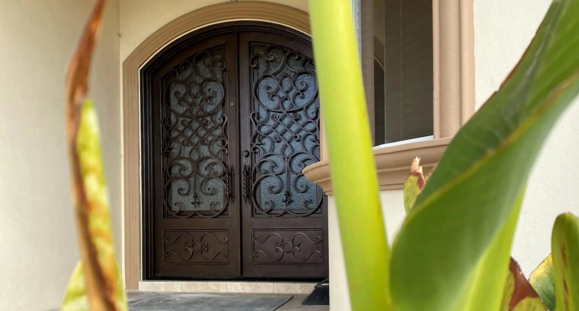 Choosing the Right Iron Doors Entry for Your Home
