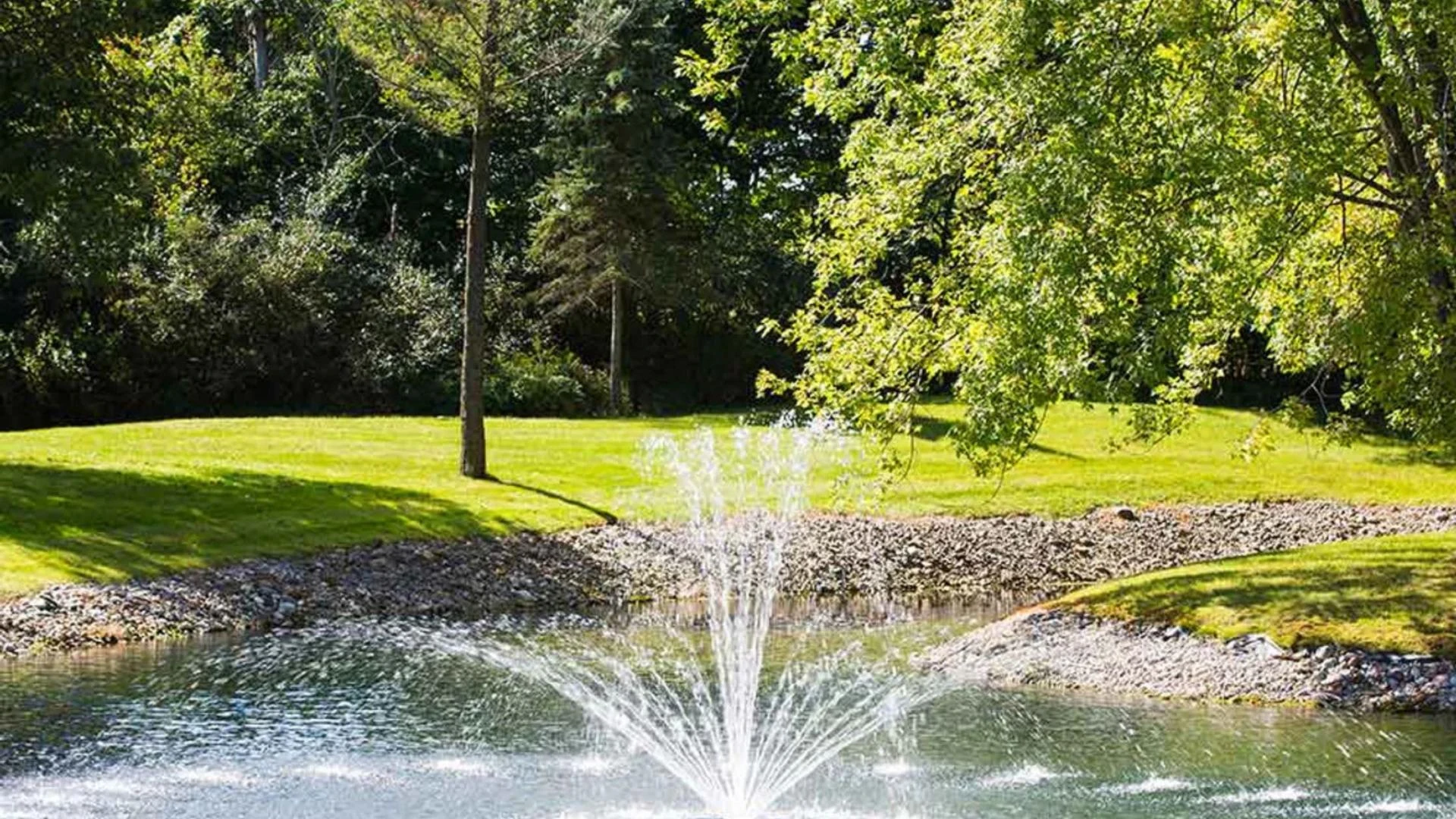 How does the Airmax EcoSeries Fountain enhance pond health while reducing maintenance demands?
