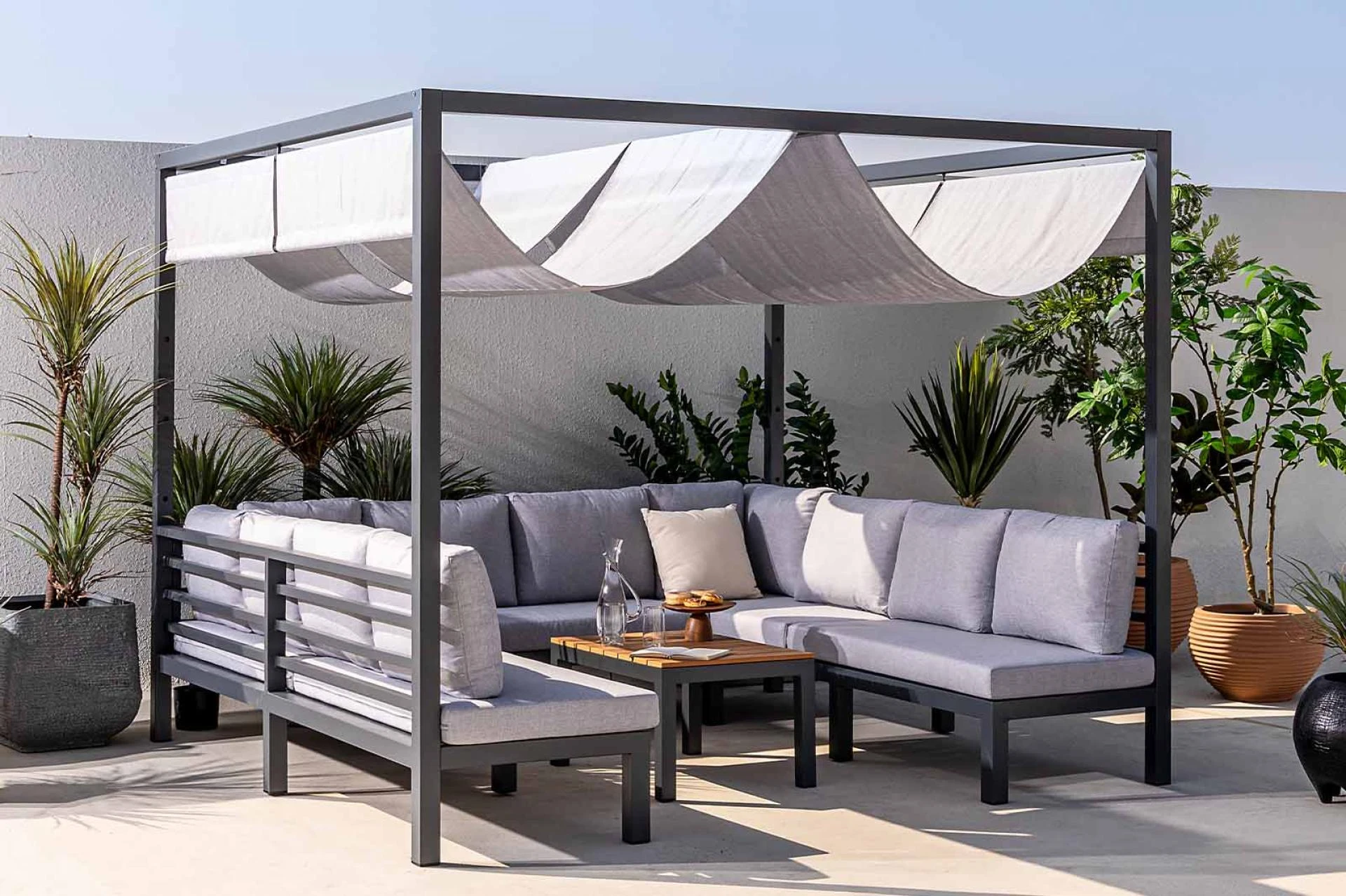 How to Select Best Outdoor Furniture for Dubai Climate