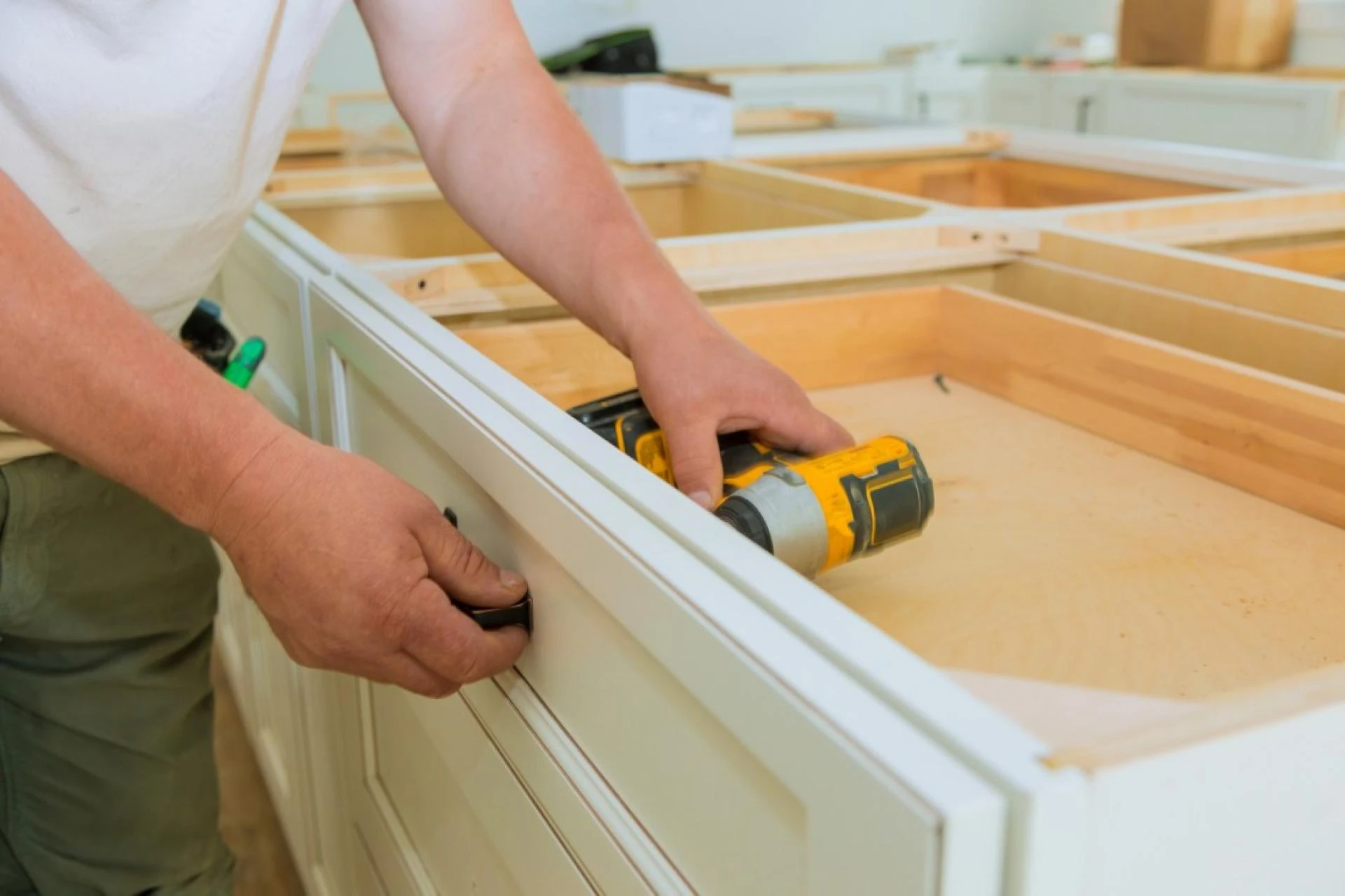 Simplifying Kitchen Renovations: Why Cabinet Installers Near You Rely on Cabinet Lifting Tools