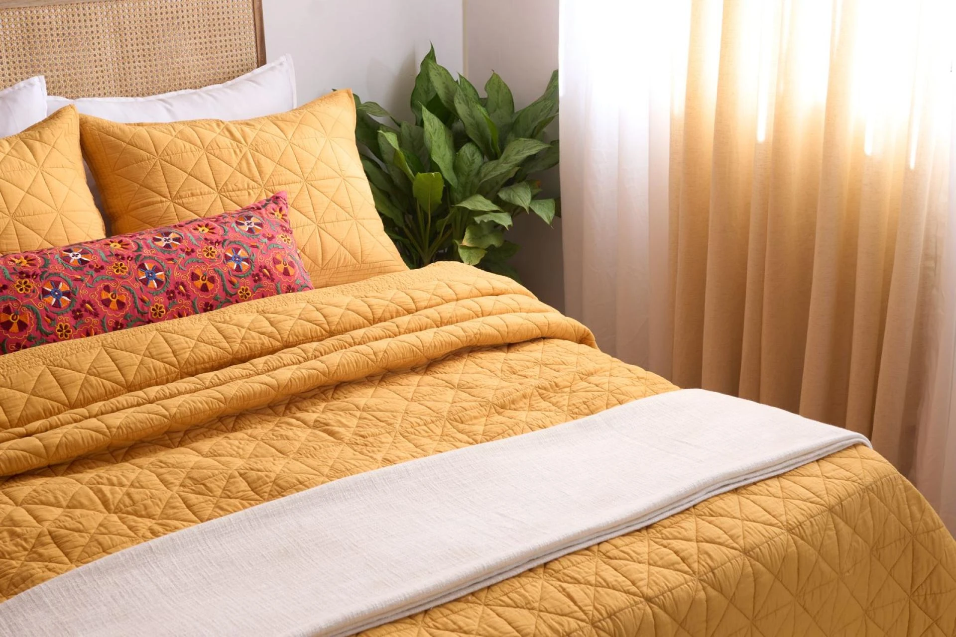 Summer Blankets vs. Winter Blankets: What’s Best for Your Bedroom?