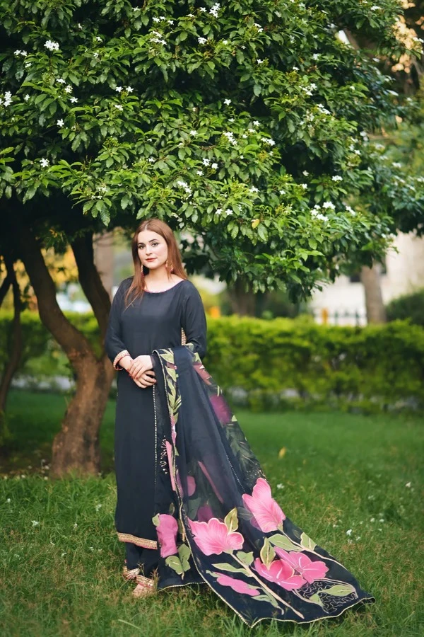 Mehrunisa: Where Grace Intersects Style in Pakistani Fashion