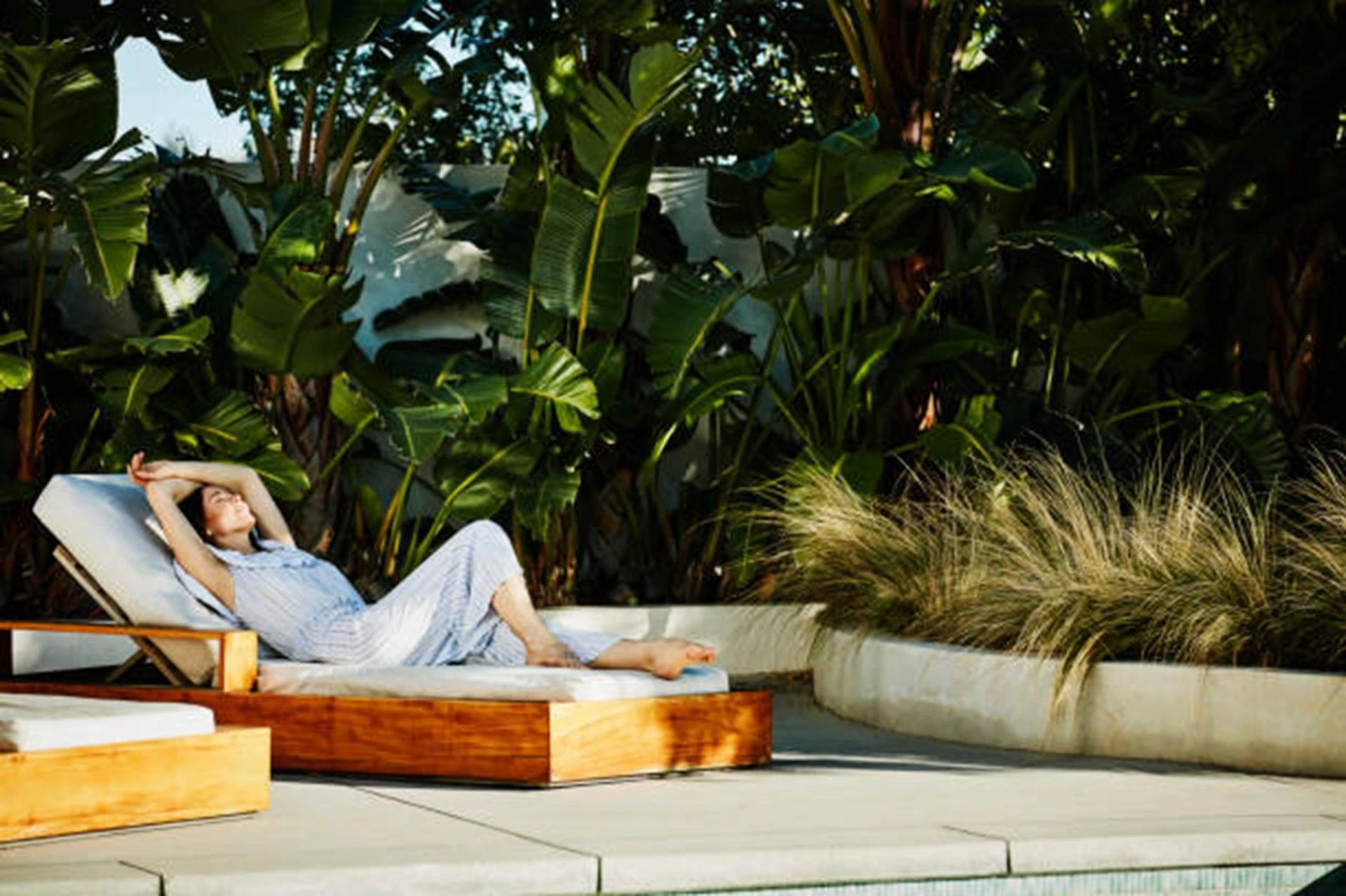 How Can You Place Luxury Poolside Lounge Chairs So It Doesn’t Clutter the Space?