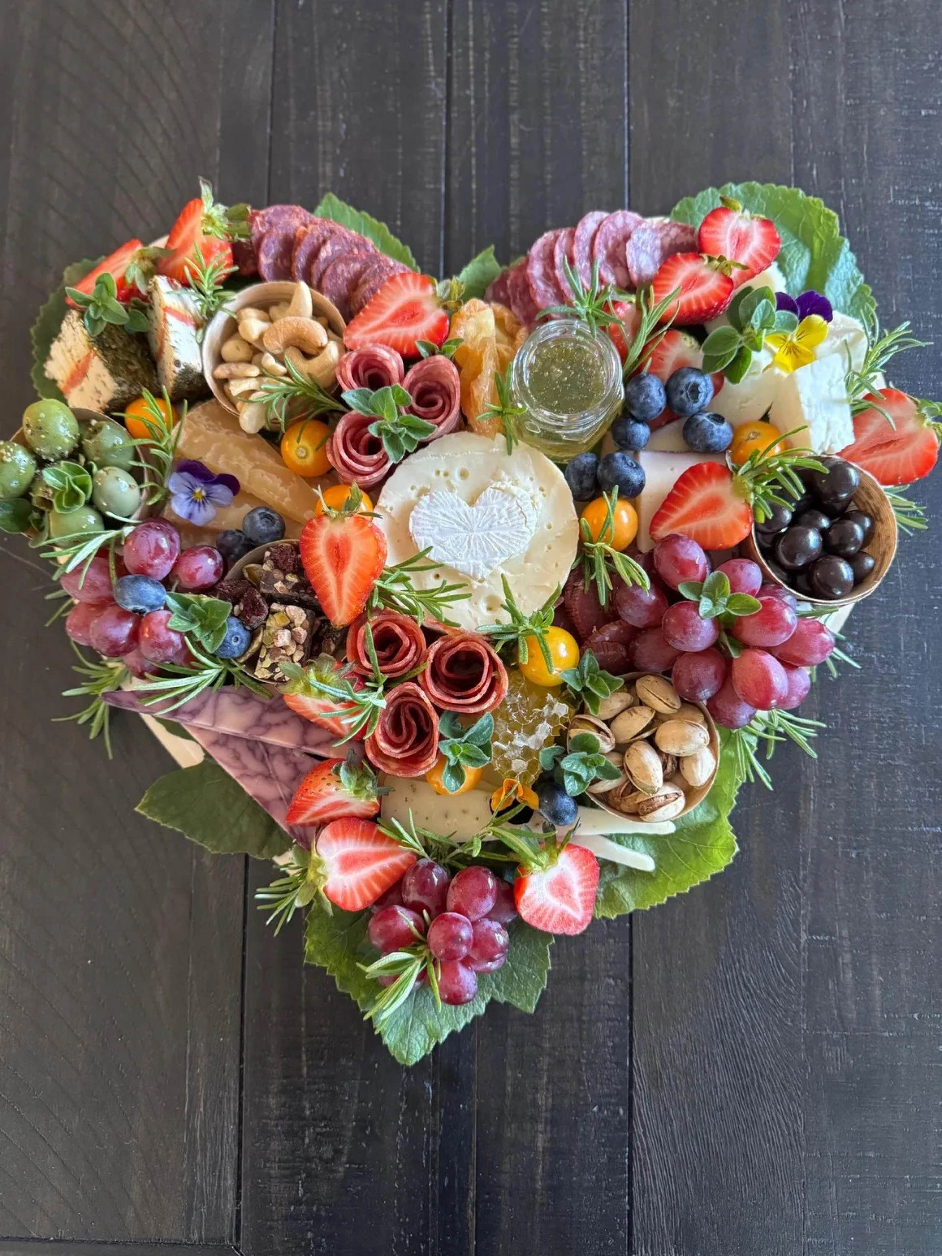 How should a gourmet cheese platter be arranged for presentation?