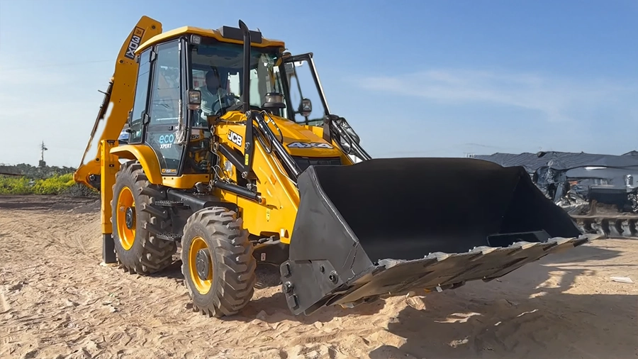 Which Machine Fits Your Job? Cat Excavator, Forklift, or Bobcat?