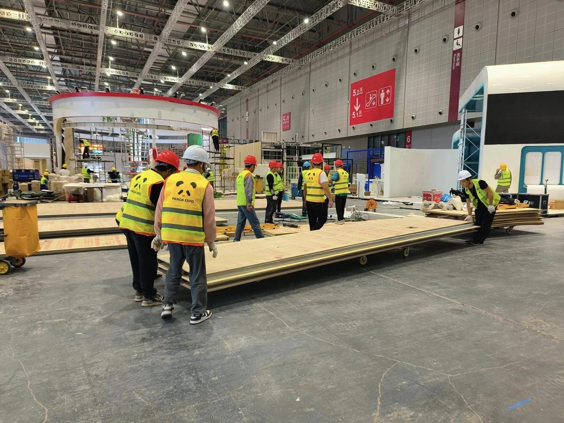 Reasons to hire professionals for designing custom exhibition stands