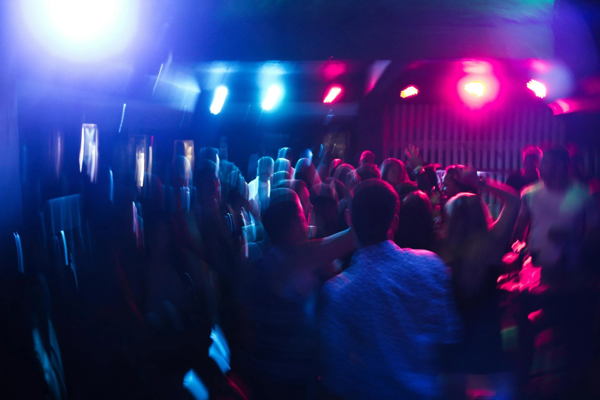 Easy Ways to Reduce Long Waits at the Bar for a Smooth Night