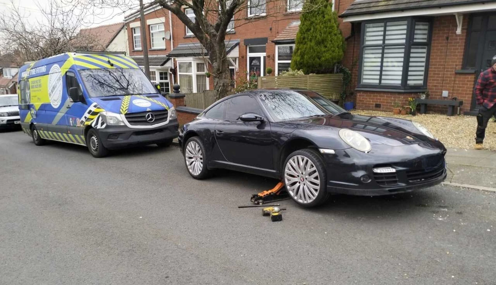 How to Handle a Flat Tyre Emergency the Right Way