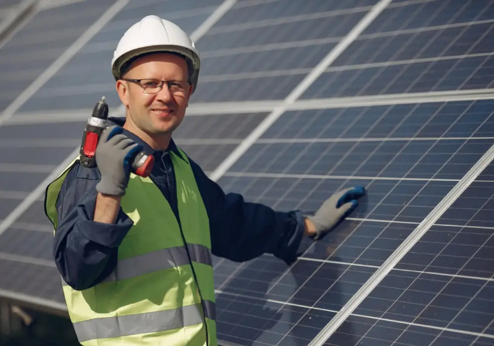 Why Golden Rays Solar Cleaning Is the Go-To Choice for Commercial Solar Companies