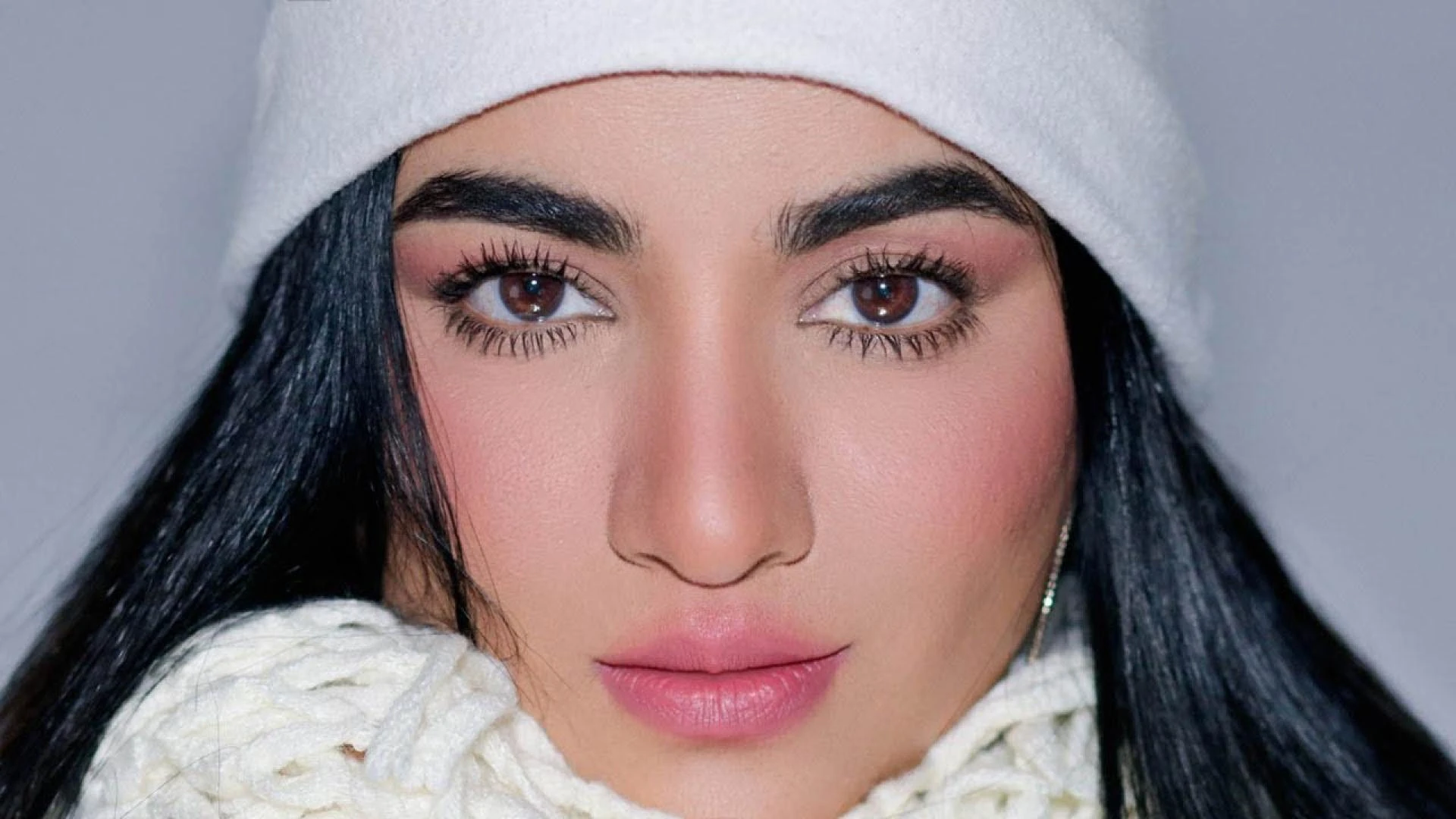 Winter Makeup Essentials: 5 Pro Tips for Girls