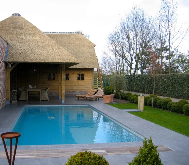 Bouw Een Poolhouse Dat Lang Meegaat: De Schoonheid En Duurzaamheid Van Eikenhouten Constructies