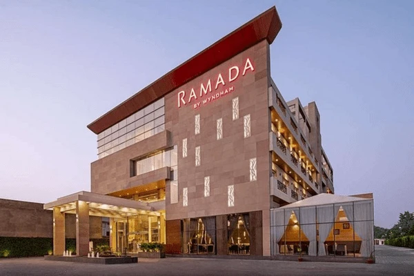 What Technology Enhances Comfort in Luxury Accommodations?