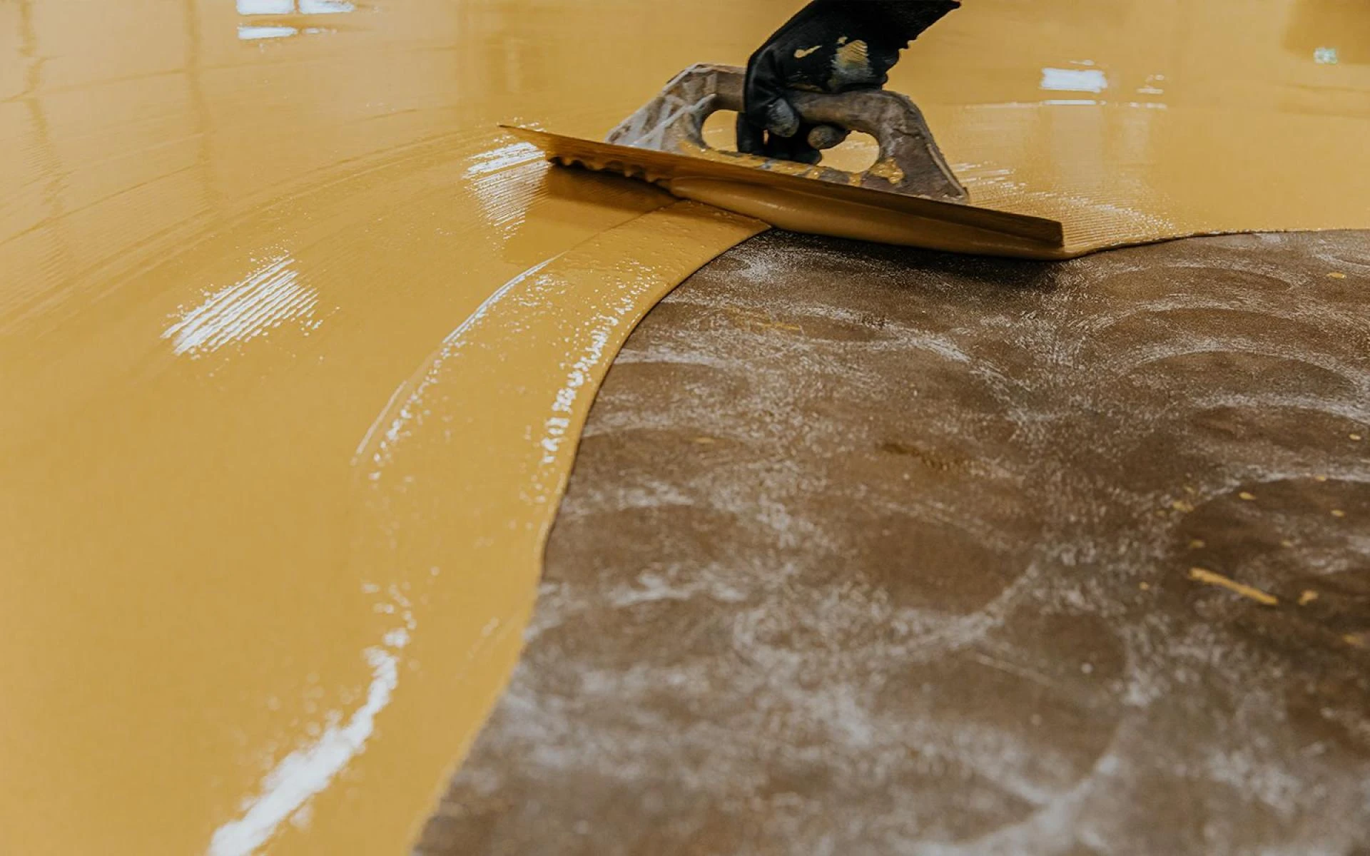 How to Achieve a Smooth and Even Surface with Epoxy Flooring