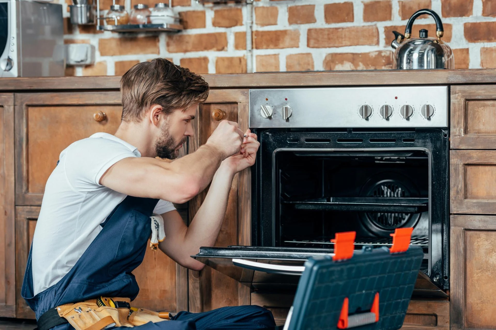 Why Vancouver Residents Prefer Professional Fridge Repair Services