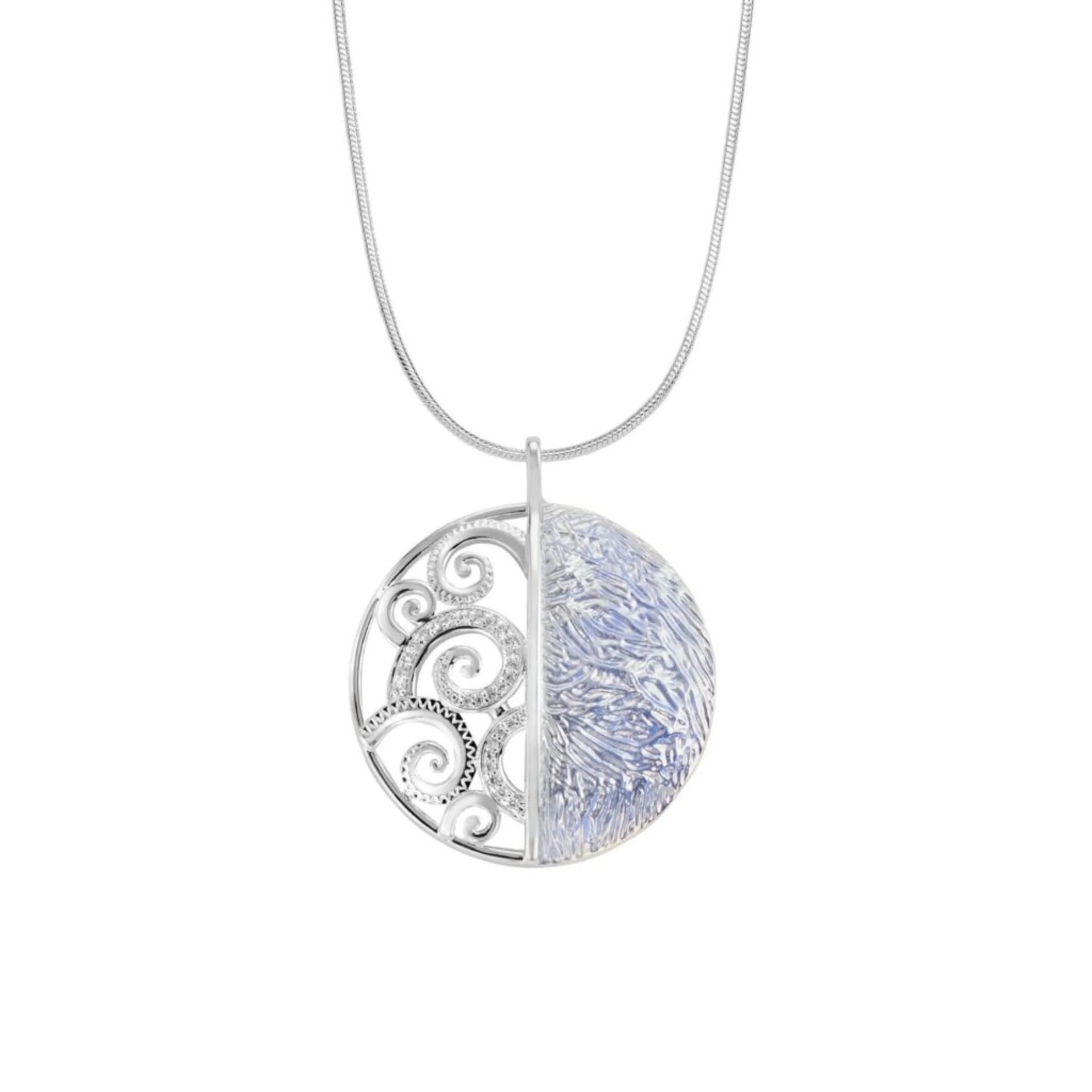Why Pendant Necklaces Are Making a Comeback