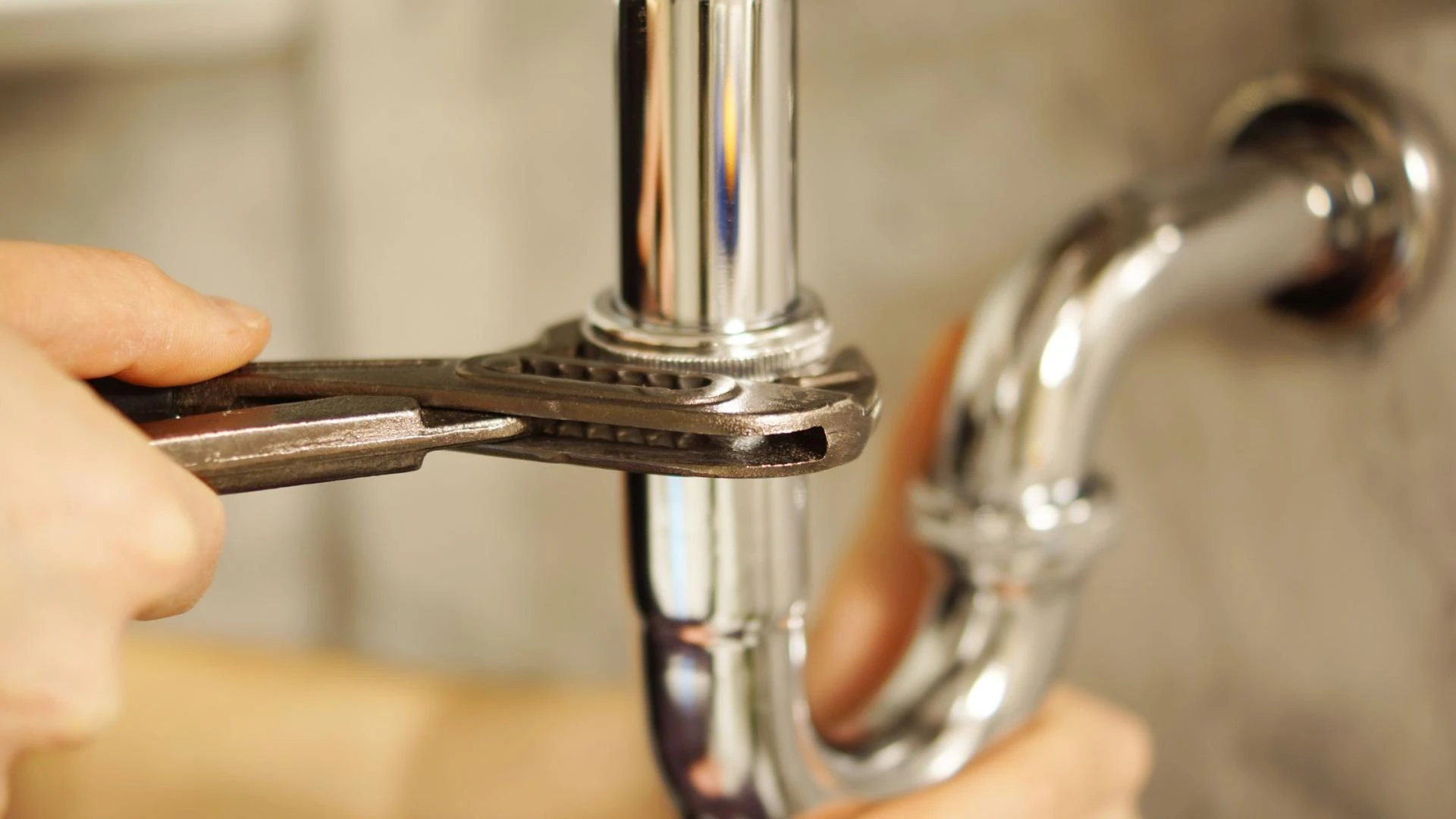 Burst Pipe or Sudden Leak? How to Quickly Find an Emergency Plumber Near You