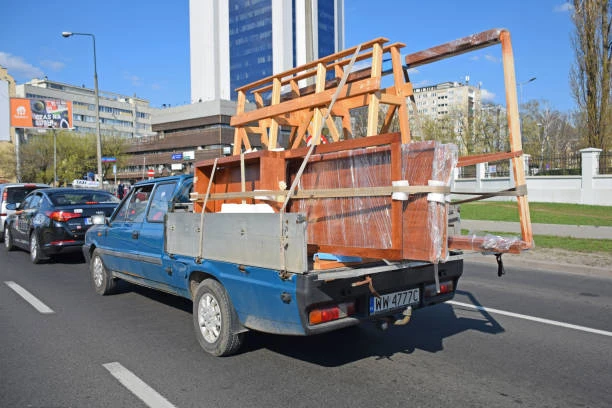 Why Flatbed Straps Are a Must for Flatbed Trucking