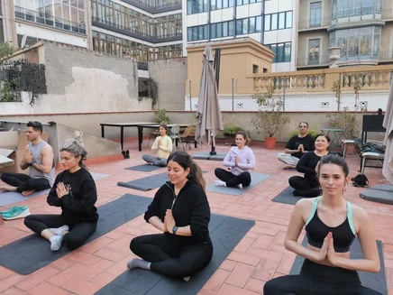 Bienestar corporativo a través del yoga en la oficina y el mindfulness en el lugar de trabajo