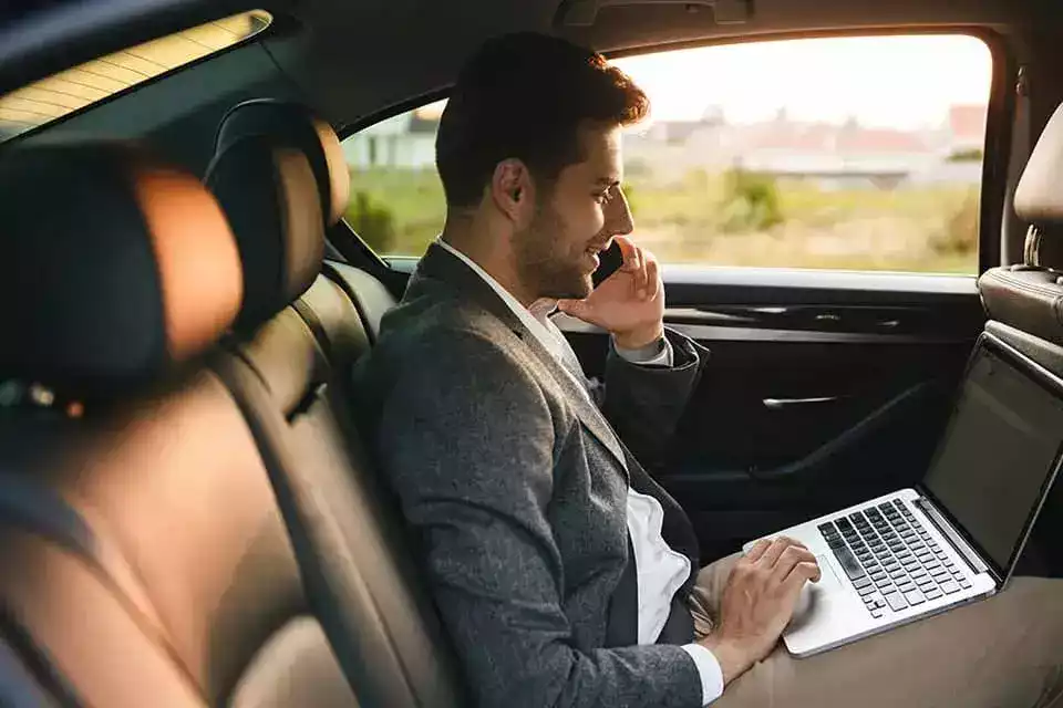 Which maxi taxi service is best for getting to Melbourne Airport on time?