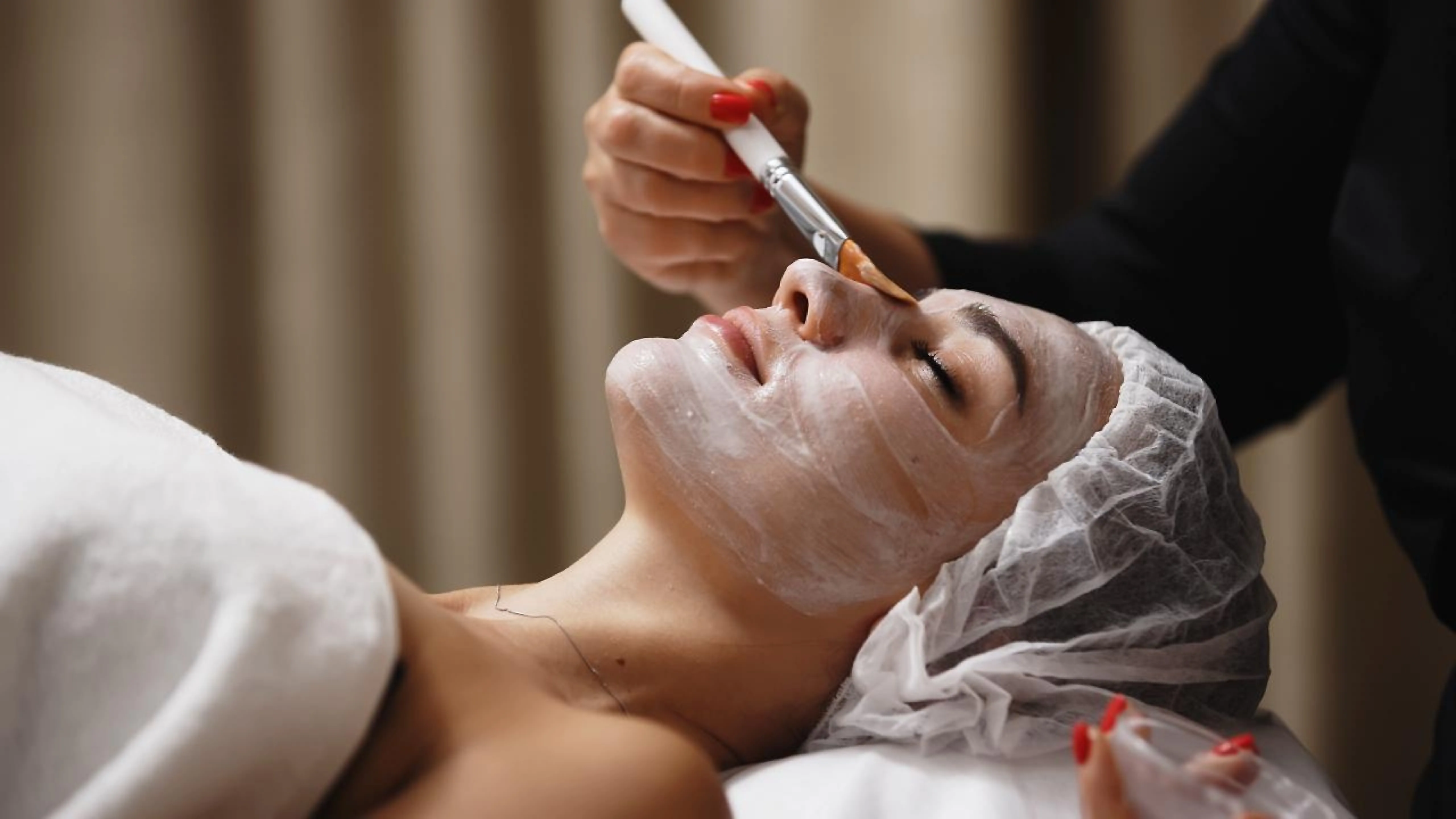Reveal Radiant Skin with Chemical Peel Treatment in Noida: Top Benefits Explained
