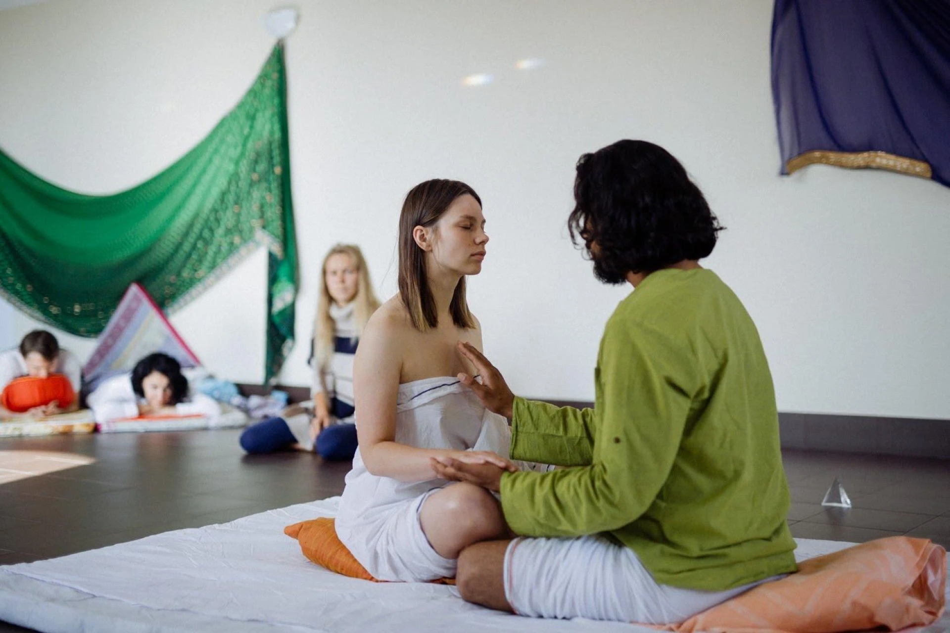 A person and person sitting on a floor
AI-generated content may be incorrect.