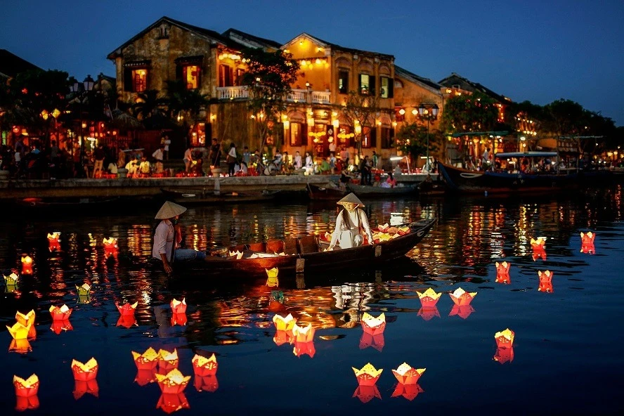 https://static.vinwonders.com/production/Taking-a-Hoi-An-lantern-boat-ride.jpg